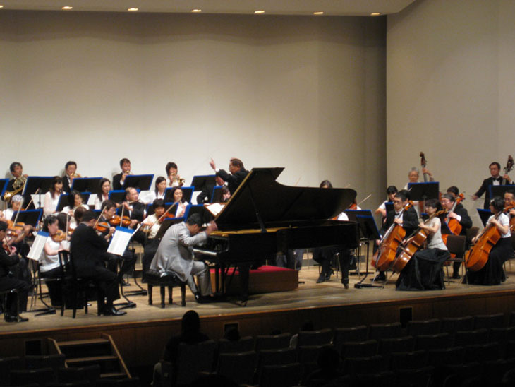 <span>第8回FLUSS定期演奏会にて</span>　2011/10/02　ベートーヴェンのピアノ協奏曲「皇帝」を演奏させて頂きました。