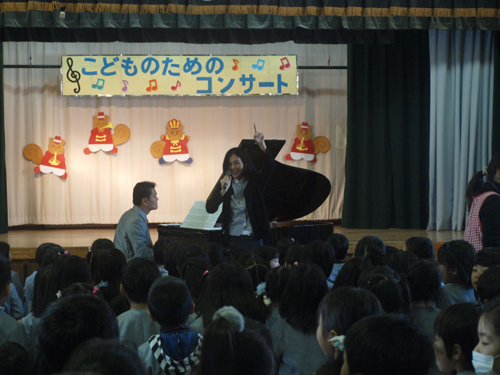 <span>川崎市私立ちよがおか幼稚園「こどものためのコンサート」にて</span>　2012/03/13　こどもたちも立って元気な声で歌ってくれました！