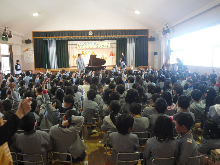 <span>川崎市私立ちよがおか幼稚園「こどものためのコンサート」にて</span>　2012/03/13　「どうしてそんなに優しい音が出せるんですか？」などいろいろな質問を頂きました。