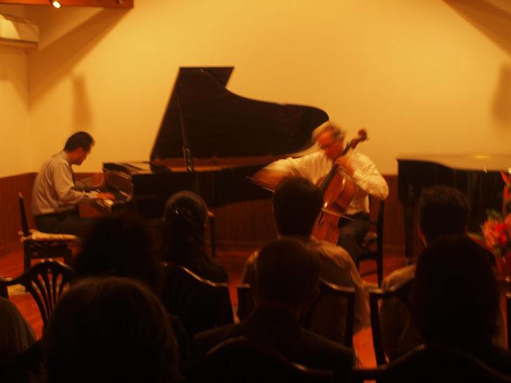 <span>チェロ・ピアノコンサートにて</span>　2012/10/07　アダルベルト・スコチッチさんと自宅ホールで演奏致しました。