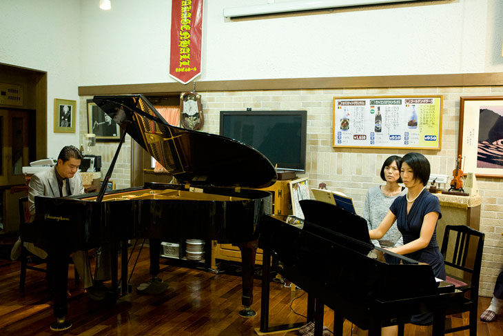 <span>ピアノと落語のコンサートにて</span>　2015/10/08　前半ピアノの部では、2台ピアノによる、チャイコフスキーのピアノ協奏曲1番を演奏致しました。