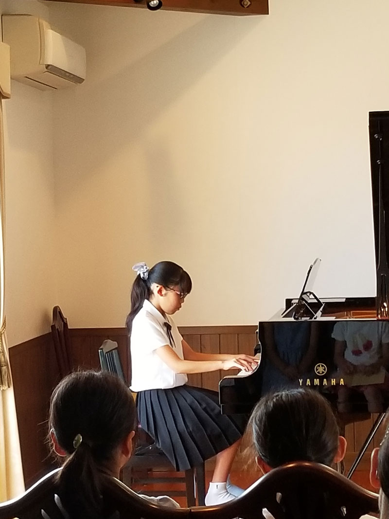 <span>Casa de Muzicaにて</span>　2018/07　ピアノの発表会にて。バッハの「ガボット」などを演奏しました。