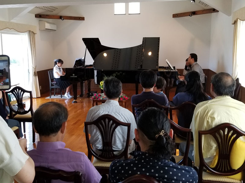 <span>Casa de Muzicaにて</span>　2018/07　ピアノの発表会にて。ディズニーの「イッツ・ア・スモール・ワールド」の連弾です。