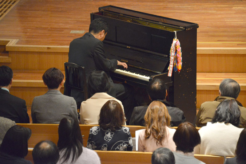 <span>被爆ピアノによるコンサート</span>　2018/12　玉川学園チャペルにて。