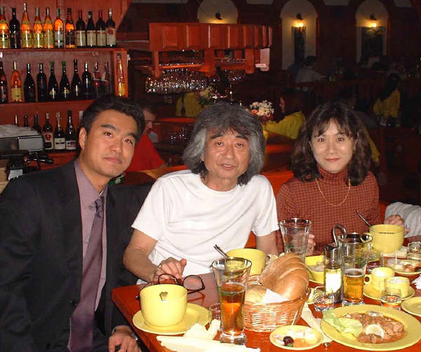 <span>小澤先生と</span>　2002/10　2002年10月、ブカレストのジョルジュ・エネスク音楽祭に小澤先生も出演、ウィーンフィルを従えての演奏、素晴らしかった！ルーマニア語の通訳等、色々お手伝いさせて頂きました。写真は本番後の食事中、リラックススタイルです。