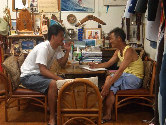 <span>尊敬するレジェンドサーファー、川井幹夫さんと</span>　2005/08