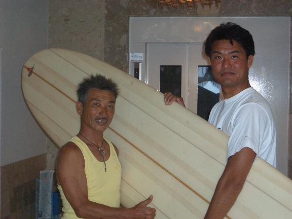 <span>尊敬するレジェンドサーファー、川井幹夫さんと</span>　2005/08