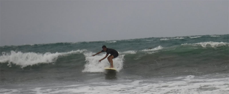 <span>ライディング</span>　2018/08　台風前で波が荒れています。